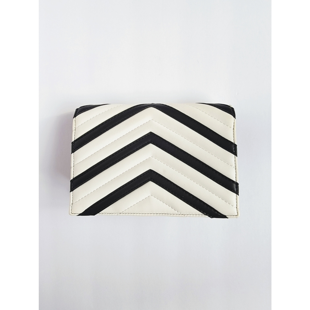 Express chevron stitch quilted crossbody bag - Picture 3 of 6